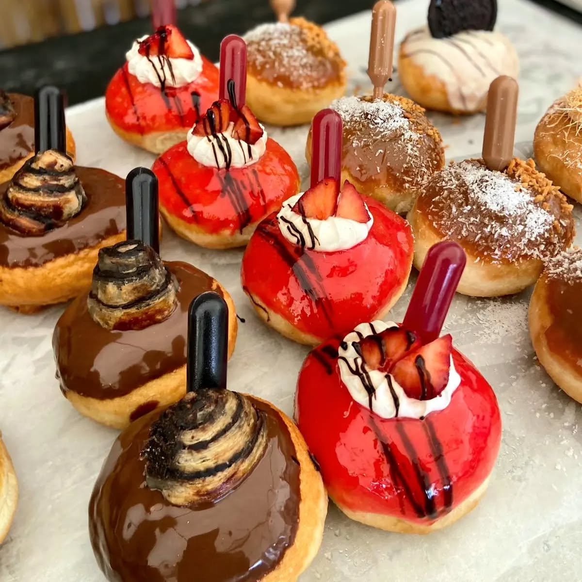 קונדיטור בעבודה על סופגניות גורמה